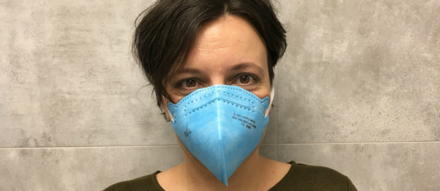 Noszenie ochronnej maski typu chirurgicznego ma sens tylko wówczas, gdy opiekujemy się chorym, sami jesteśmy zakażeni koronawirusem 2019-nCoV albo podejrzewamy u siebie zakażenie. Maski są skuteczne tylko w połączeniu z innymi środkami ochronnymi, zwłaszcza myciem rąk – radzą eksperci na stronie Światowej Organizacji Zdrowia.