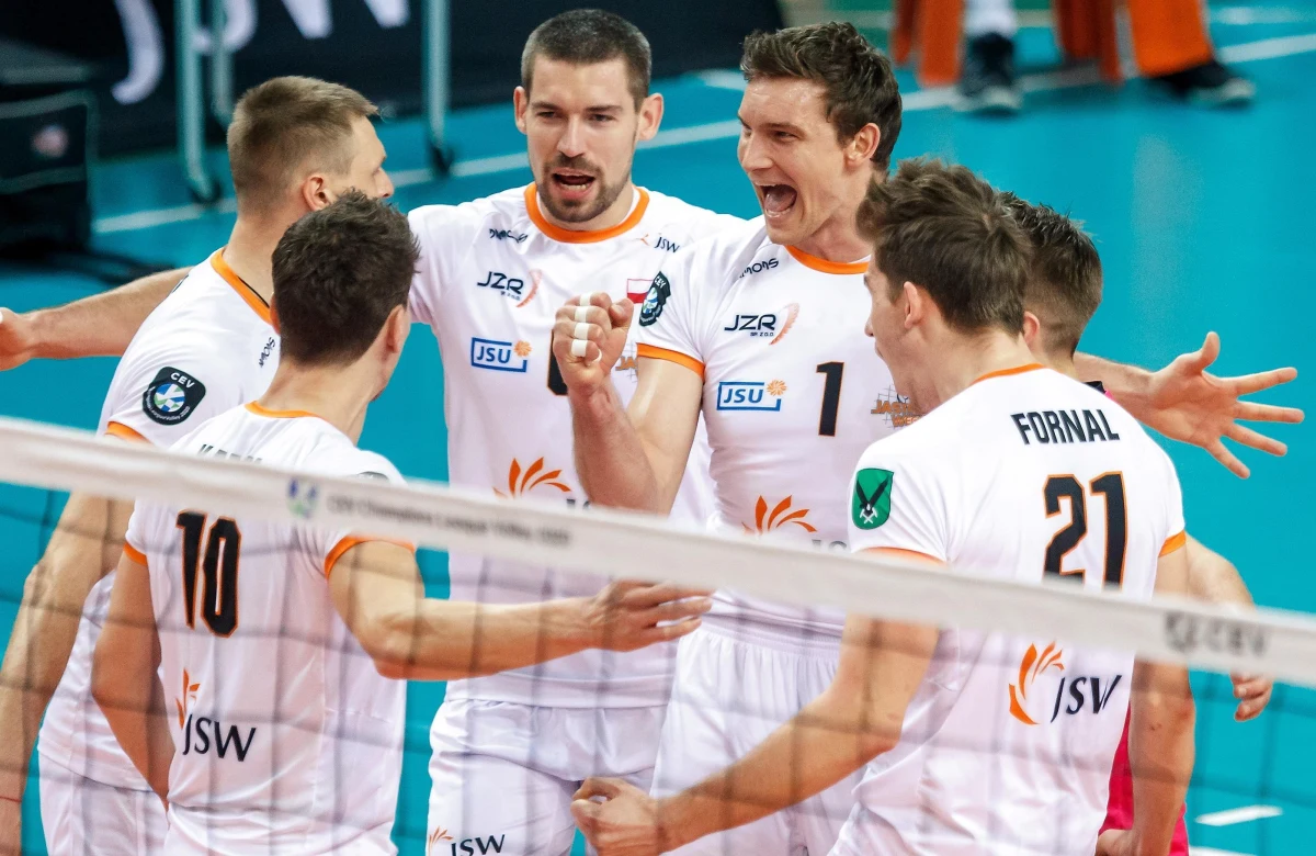 Zarząd Klubu Sportowego Jastrzębski Węgiel wysłał pismo do Europejskiej Konfederacji Piłki Siatkowej w sprawie zbliżającego się ćwierćfinałowego meczu Ligi Mistrzów przeciwko włoskiemu Trentino Itas. Drużyna z Jastrzębia-Zdroju nie chce lecieć do Włoch z obawy przed koronawirusem. Apeluje o przełożenie spotkania lub rozegranie go poza Włochami.