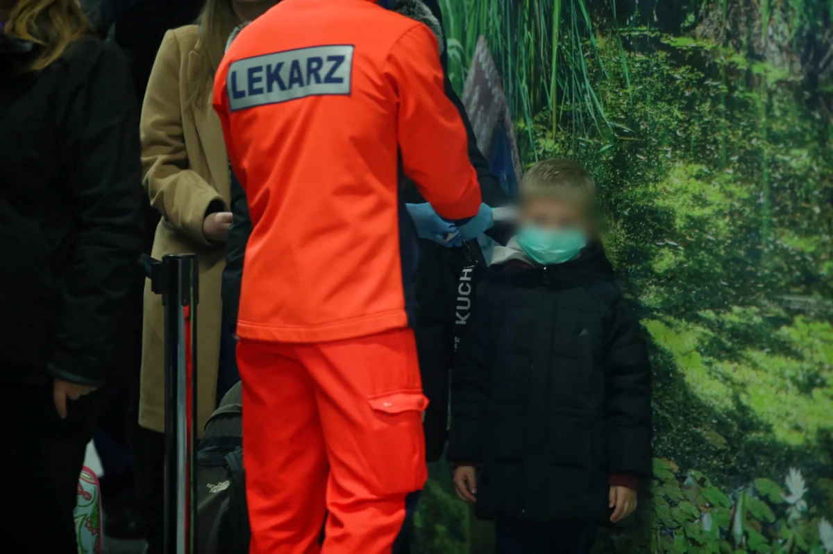 "Cały czas dokupujemy testy na obecność koronawirusa, 30 tys. to liczba tych testów, które pojawią się w Polsce w najbliższych dniach" - poinformował minister zdrowia Łukasz Szumowski, podkreślając, że nikt nie jest w stanie odpowiedzieć na pytanie, ile ostatecznie będzie ich potrzebnych.