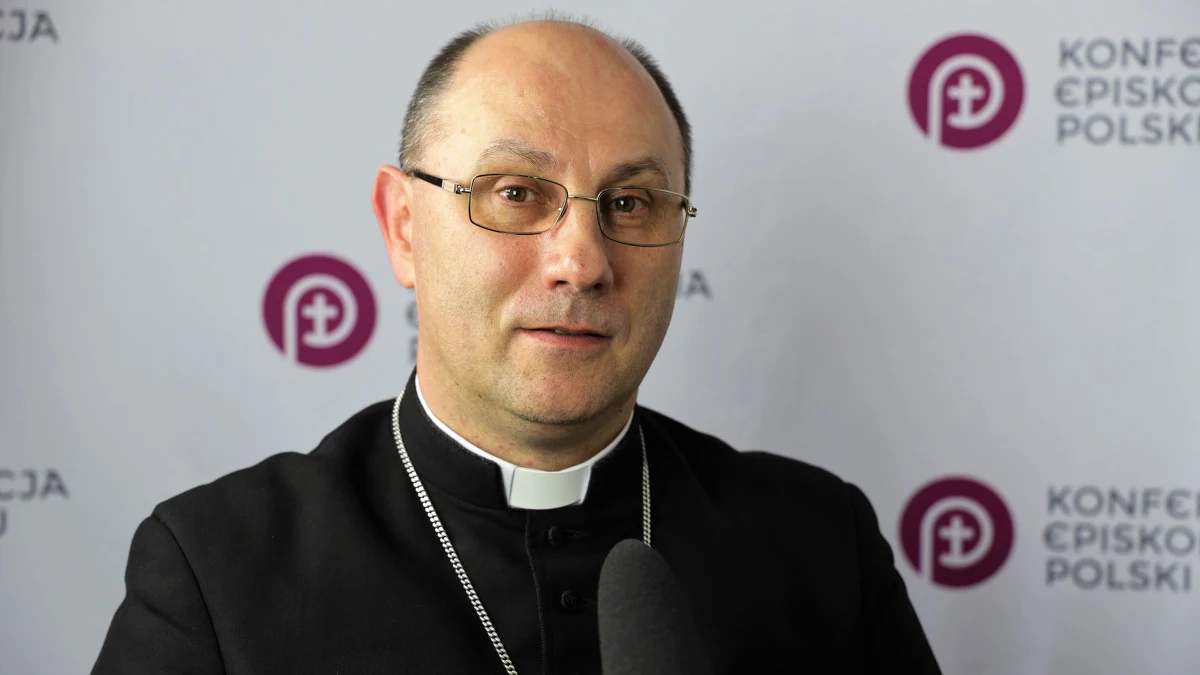 „Jeżeli się ktoś obawia, nie tylko koronawirusa, ale sam wie, że ma jakieś wirusowe przeziębienie, to nie musi się w kościele żegnać wodą święconą. Wystarczy, że przyklęknie przed Najświętszym Sakramentem” – mówił arcybiskup Wojciech Polak w rozmowie z Krzysztofem Ziemcem w RMF FM. „W przypadku znaku pokoju nie radziłbym przesadzać: podajmy sobie dłoń. Przecież wiemy i słyszymy z tych komunikatów, że nie ma dzisiaj żadnych potwierdzonych przypadków koronawirusa w naszej ojczyźnie” – dodał duchowny. 