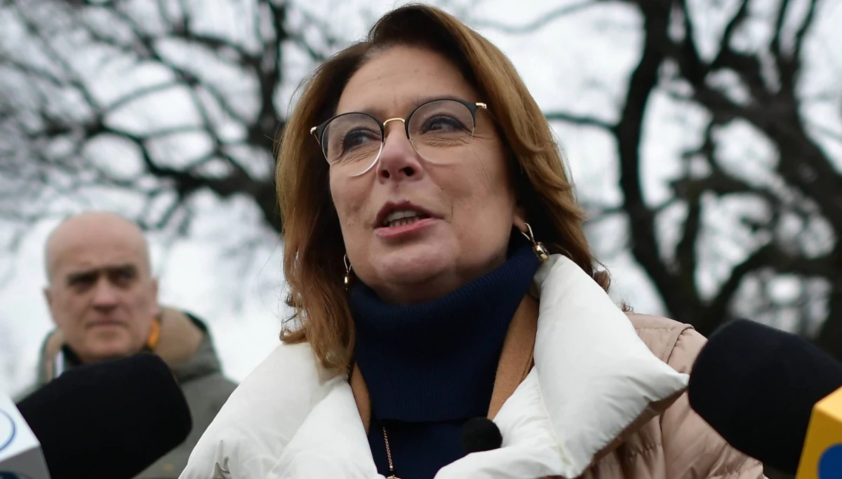 Mówi się tyle o rodzinie, o wsparciu dla kobiet, a tak naprawdę w tych ważnych sprawach państwo skapitulowało - mówi na zaprezentowanym filmie wyborczym Małgorzata Kidawa-Błońska. Film przedstawia jej rozmowy z pracownikami likwidowanego oddziału położniczego w Ustrzykach Dolnych.