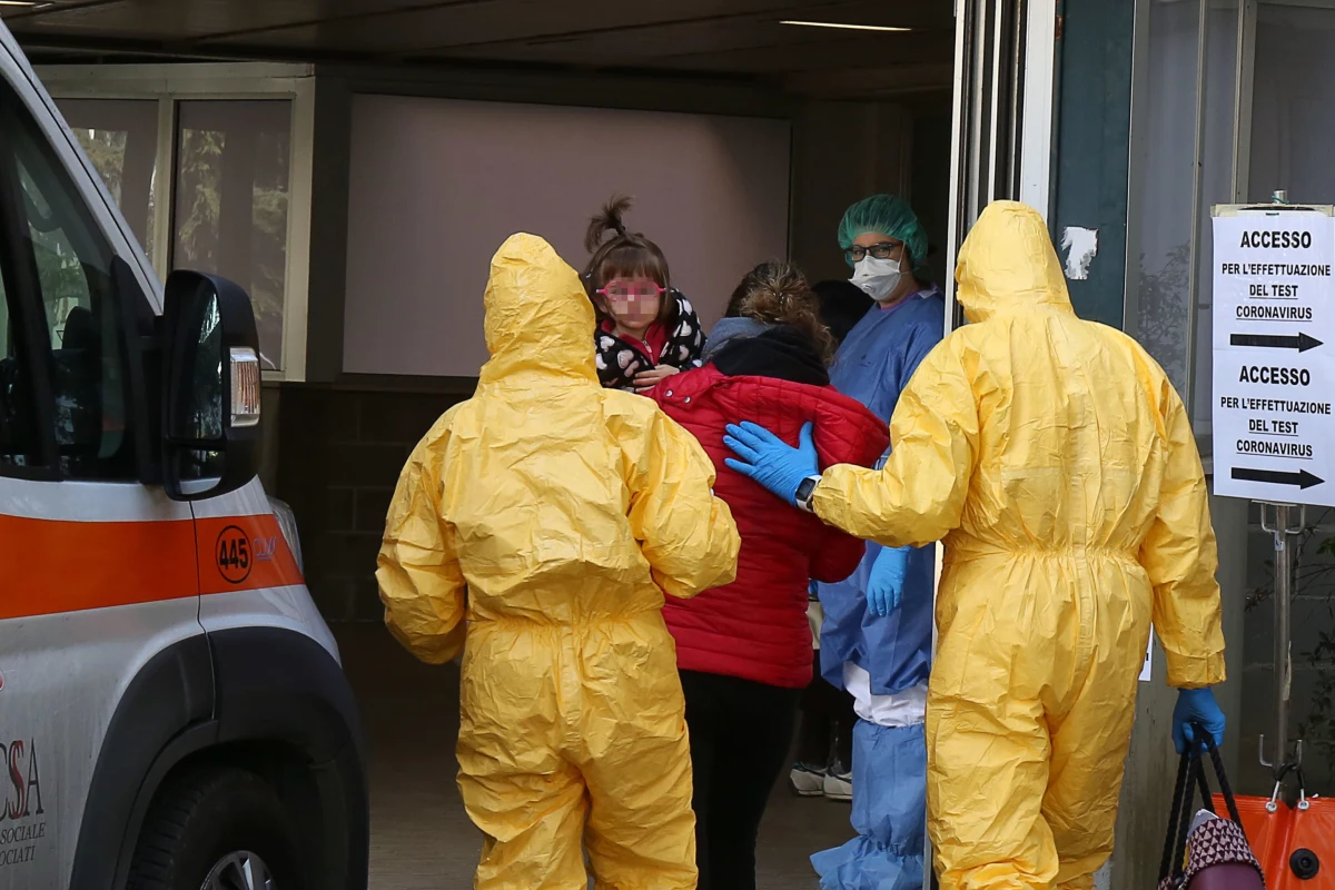 "Nowością jest to, że odizolowaliśmy wirusa obecnego we Włoszech, nie tego z Chin"- podkreśla doktor biologii medycznej Maciej Tarkowski, członek zespołu naukowców z Mediolanu, którzy odizolowali włoski szczep koronawirusa. Jak mówi, pozwoli to zrozumieć, czy różni się on od patogenu z Chin. To jego zdaniem ważny krok w badaniach nad nim.