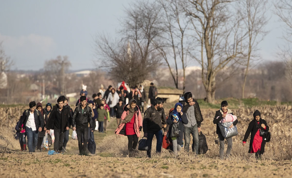 Grecka straż graniczna zatrzymała setki migrantów, którzy próbowali dostać się na terytorium Grecji z Turcji - poinformowała AFP, powołując się na greckie źródła policyjne. Migranci próbowali przekroczyć granicę po decyzji Ankary o przepuszczaniu do Europy uchodźców z Syrii.