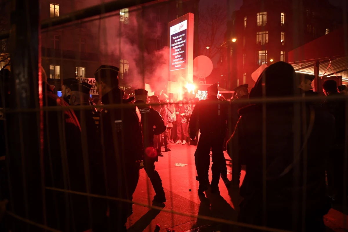 Starcia przed 45. ceremonią wręczenia Cezarów – czyli francuskich odpowiedników Oscarów. Policja użyła gazu łzawiącego przeciwko feministkom, które wtargnęły na czerwony dywan, by protestować przeciwko 12 nominacjom dla dramatu Romana Polańskiego "Oficer i szpieg".
