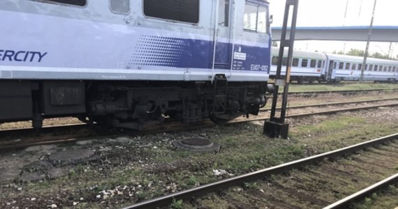 Akcja służb w na dworcu kolejowym w Lesznie w związku z podejrzeniem zakażenia koronawirusem u jednego z podróżnych pociągu relacji Białystok-Wrocław. 
