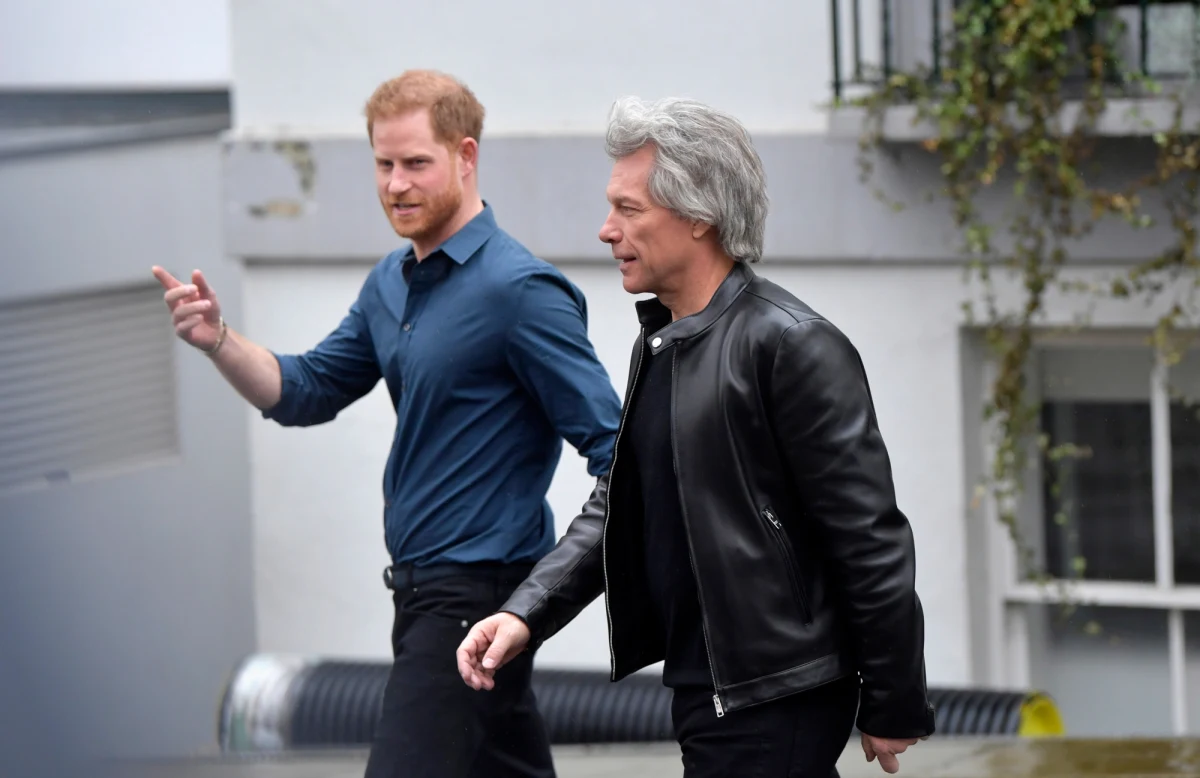 Brytyjski książę Harry wziął udział - wraz z m.in. Jonem Bon Jovim, wokalistą zespołu Bon Jovi - w nagraniu utworu promującego zawody sportowe dla rannych i okaleczonych żołnierzy i weteranów. To jedna z ostatnich aktywności księcia jako wysokiego rangą członka rodziny królewskiej.