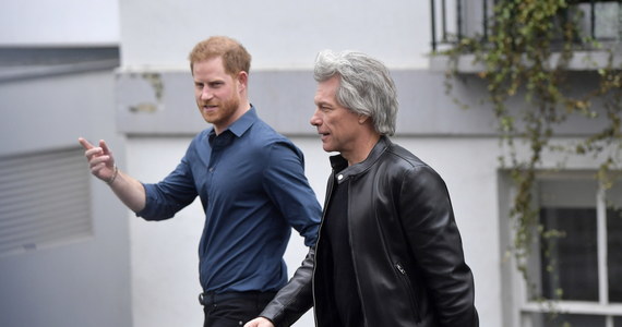 Brytyjski książę Harry wziął udział - wraz z m.in. Jonem Bon Jovim, wokalistą zespołu Bon Jovi - w nagraniu utworu promującego zawody sportowe dla rannych i okaleczonych żołnierzy i weteranów. To jedna z ostatnich aktywności księcia jako wysokiego rangą członka rodziny królewskiej.