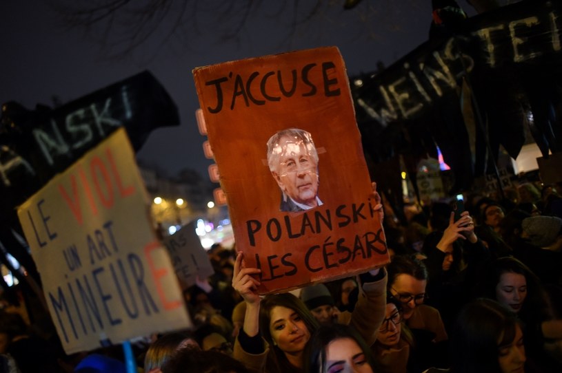 Policja w Paryżu użyła w piątek, 28 lutego, gazu łzawiącego przeciwko uczestnikom demonstracji, wymierzonej przeciwko reżyserowi Romanowi Polańskiemu. Jego film "Oficer i szpieg" otrzymał 12 nominacji do Cezarów, które zostaną przyznane podczas piątkowej ceremonii w stolicy Francji.