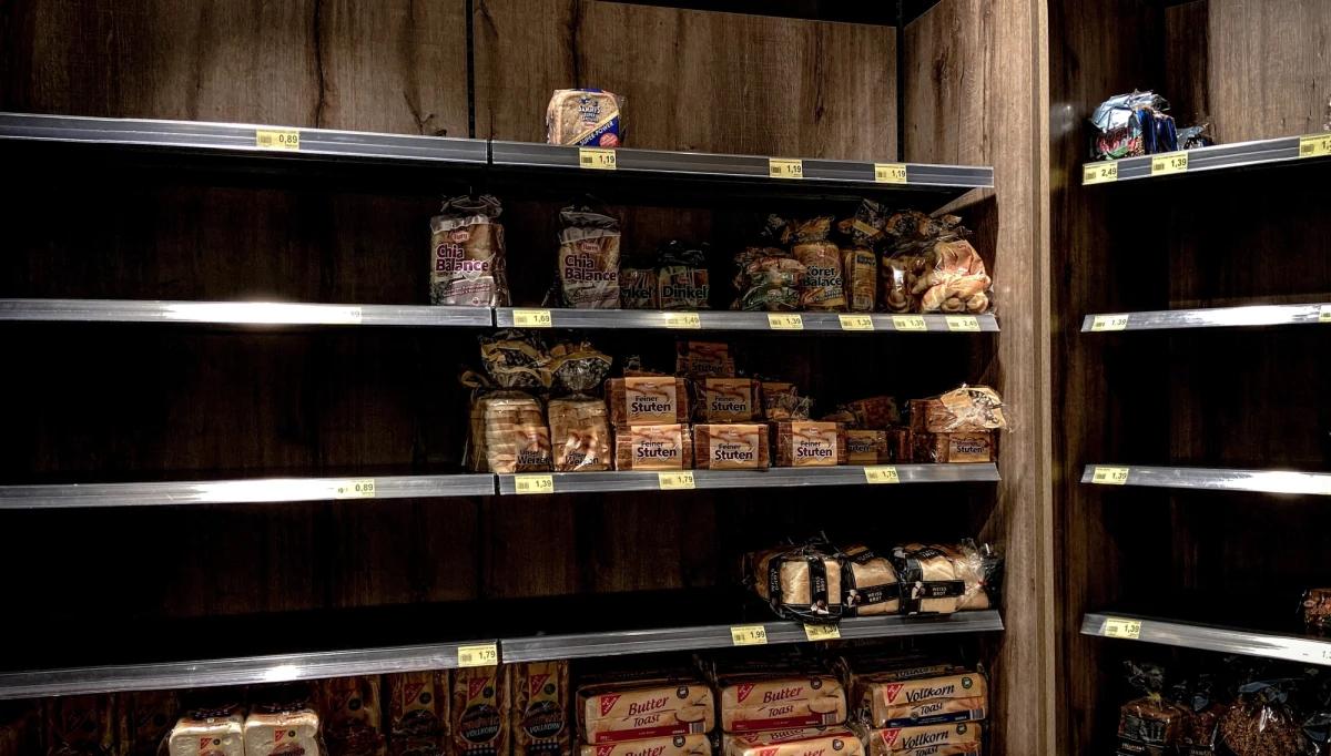 Mimo że w pewnym okresie polska gospodarka odczuje negatywne skutki koronawirusa, to w przyszłości może na tym paradoksalnie zyskać poprzez np. zmianę globalnego systemu dostaw - ocenił w rozmowie z PAP dyrektor Polskiego Instytutu Ekonomicznego (PIE) Piotr Arak. 