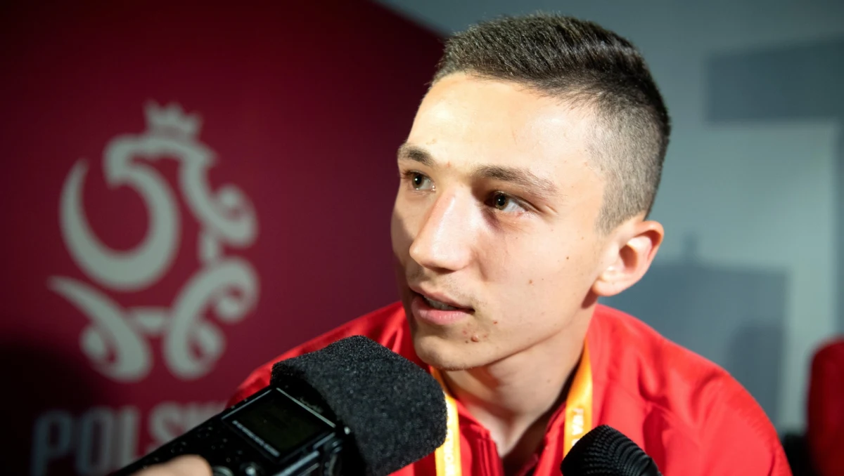 Rekordowy transfer w historii polskiej piłkarskiej Ekstraklasy stał się faktem: Bartosz Slisz przeszedł z KGHM Zagłębia Lubin do Legii Warszawa. Jak poinformował w piątkowy wieczór stołeczny klub, piłkarz młodzieżowej reprezentacji Polski podpisał kontrakt do końca 2024 roku. Według medialnych doniesień, sprowadzenie Slisza kosztowało Legię około 1,5 miliona euro.