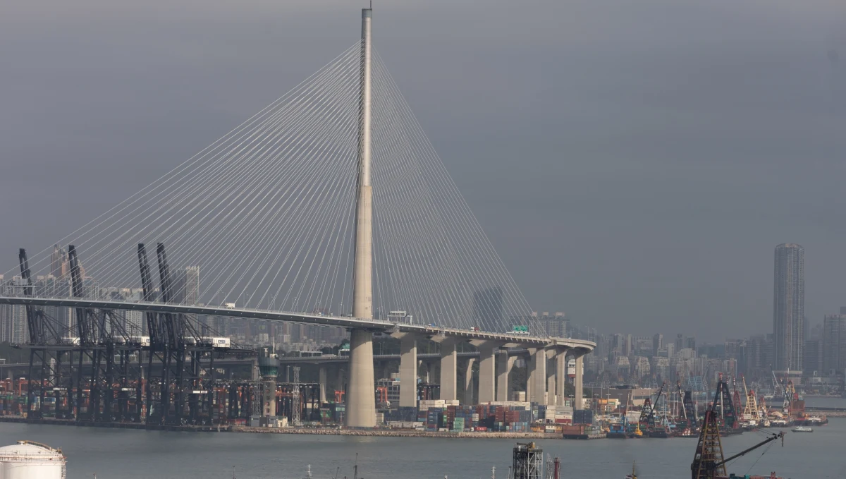 Hongkońska policja użyła w sobotę gazu łzawiącego, by rozpędzić setki ubranych na czarno antyrządowych demonstrantów. Niektórzy z nich uzbrojeni byli w koktajle Mołotowa. Protest miał przypomnieć o brutalnej interwencji policji sprzed sześciu miesięcy.