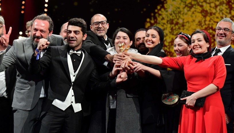 "There Is No Evil" Mohammada Rasoulofa został nagrodzony Złotym Niedźwiedziem dla najlepszego filmu 70. Berlinale. Chciałbym, by mógł tu dziś być, ale nie wolno mu opuszczać kraju. Życzylibyśmy sobie, by nikt nigdy nie był więziony z powodów politycznych - mówił producent Farzad Pak, odbierając statuetkę w imieniu reżysera.
