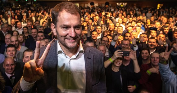 Koniec wieloletniej dominacji partii Kierunek-Socjaldemokracja (Smer-SD) na Słowacji. W wyborach parlamentarnych zwycięża ugrupowanie Zwyczajnych Ludzi i Niezależnych Osobistości (OLaNO), na które zagłosował co czwarty wyborca.