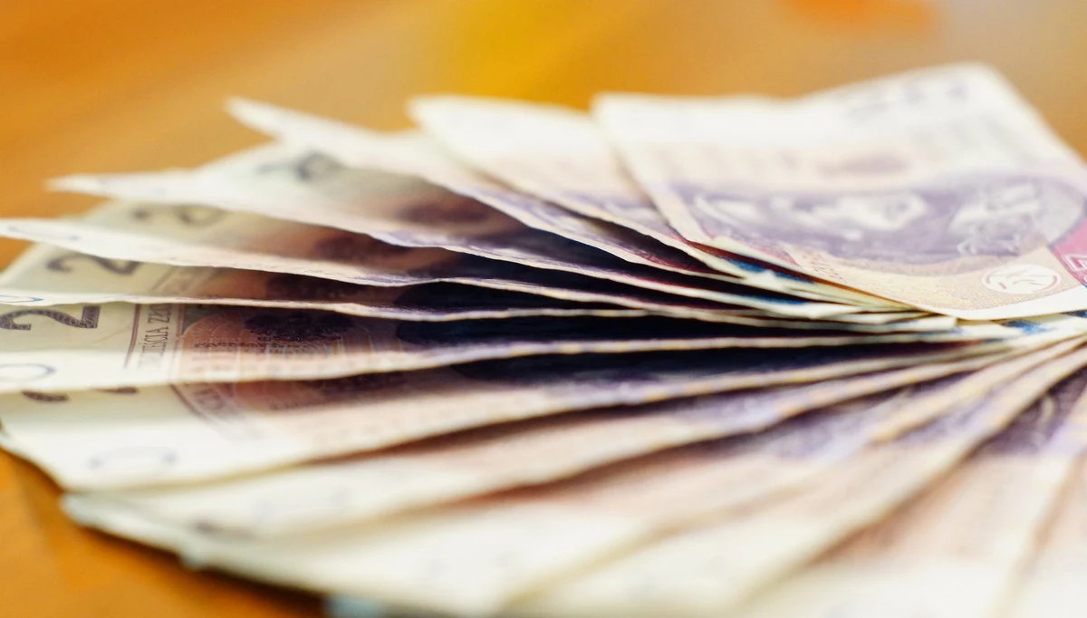 Do 1200 zł brutto wzrosły od 1 marca najniższe emerytury, renty z tytułu całkowitej niezdolności do pracy, renty rodzinne i socjalne. Najniższa renta z tytułu częściowej niezdolności do pracy wynosi 900 zł brutto. 