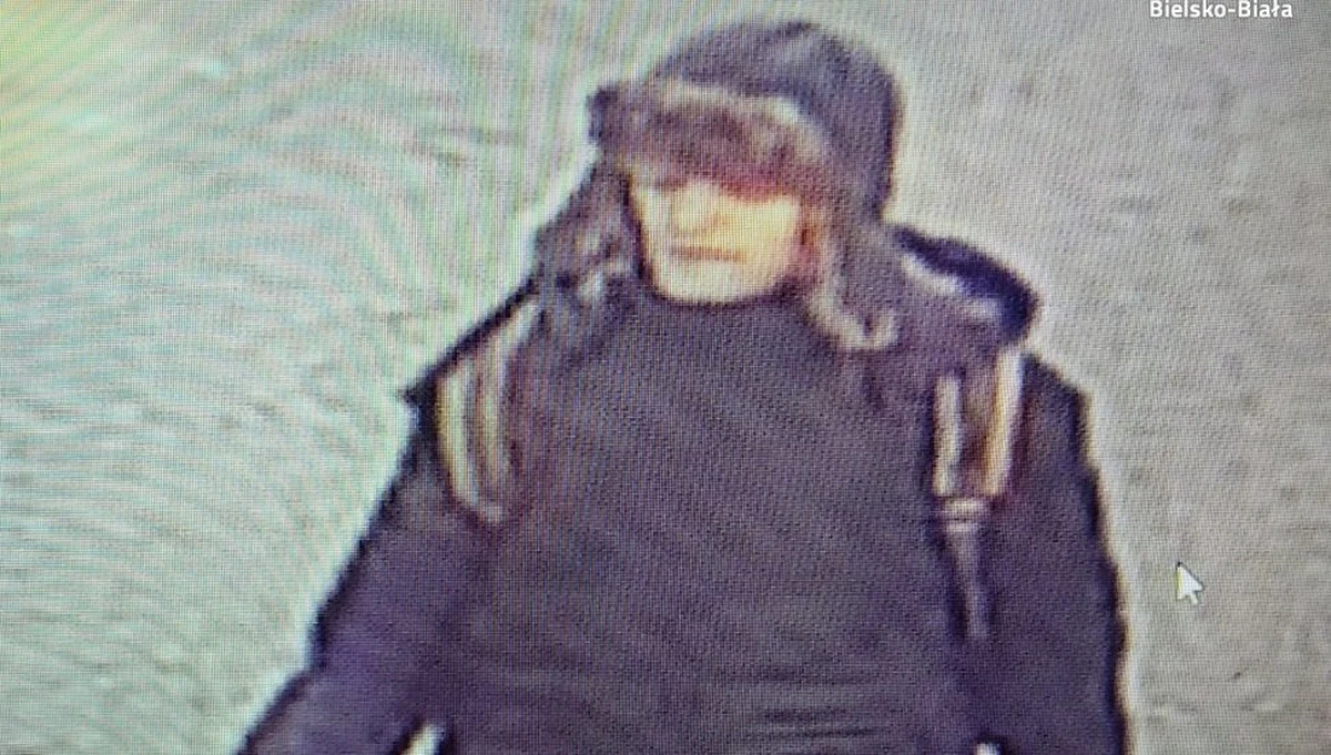​Poszukiwany mężczyzna, który napadł na kobietę w Bielsku-Białej. Do ataku doszło 15 lutego na ulicy Rejtana. Teraz policja publikuje zdjęcia napastnika.