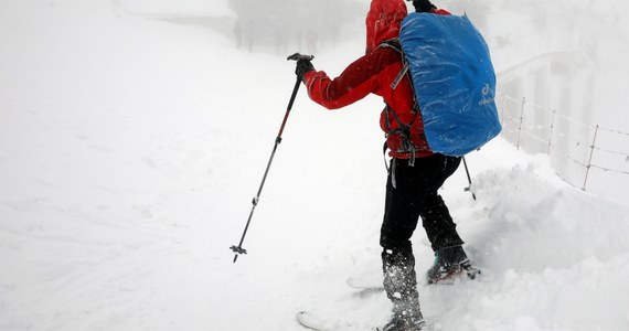 ​Śnieżne lawiny schodzą samoczynnie w różnych miejscach Tatr, również na popularne szlaki turystyczne - powiedział PAP w niedzielę dyżurny ratownik TOPR. W Żlebie Marcinowskich lawina porwała turystę, który nie został całkowicie zasypany i wyszedł cało z wypadku.