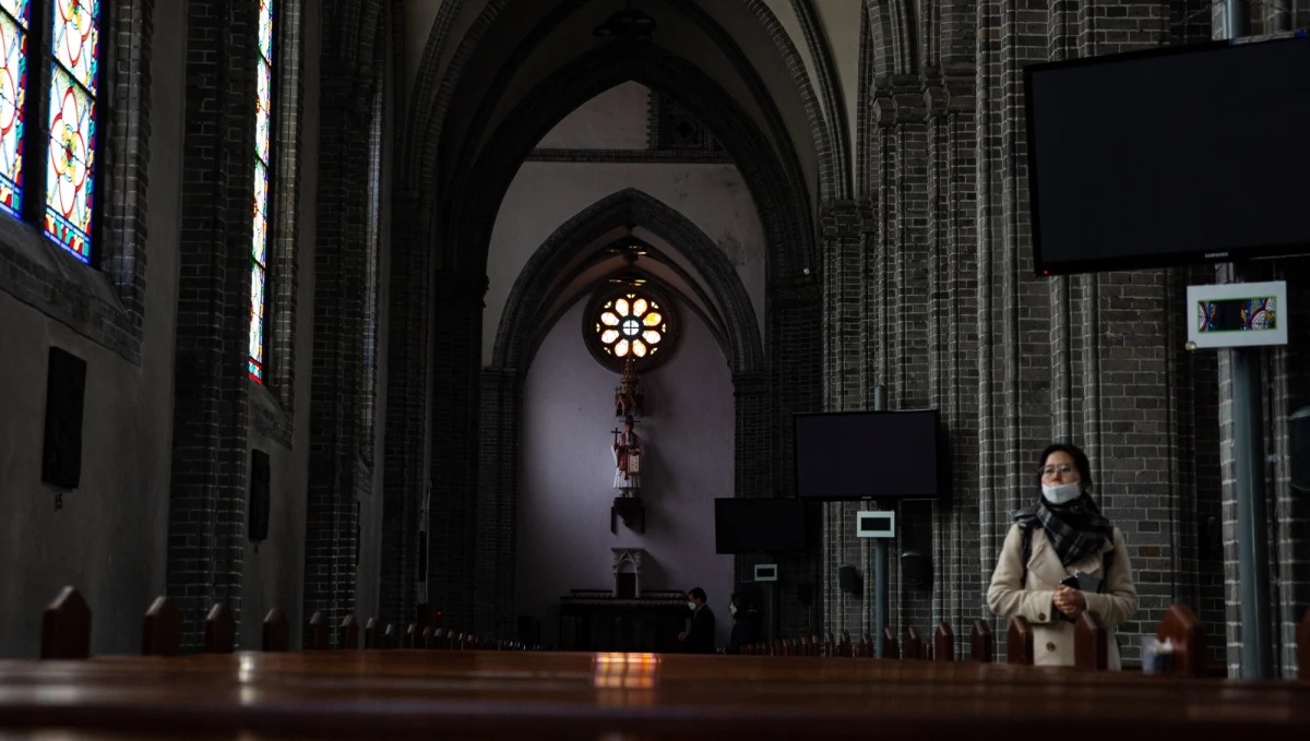 586 nowych przypadków zarażenia koronawirusem zanotowano w ciągu 24 godzin w Korei Południowej. Tym samym liczba potwierdzonych zakażeń wzrosła do 3736. Dzień wcześniej w kraju zarejestrowano największy od początku epidemii wzrost liczby zainfekowanych: w ciągu doby przybyło ich aż 813. Co gorsza, koronawirus zabił już w Korei Południowej 18 chorych. Władze w Seulu mówią o "krytycznym momencie" w walce z koronawirusem i wzywają do powstrzymania się od uczestnictwa w publicznych wydarzeniach. Kościoły pozostały w niedzielę zamknięte.