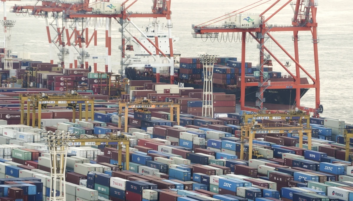 Na razie mamy maseczki ochronne po cenie dziesięć razy wyższej niż na początku roku. Lada dzień w sklepach spożywczych mogą pojawić się tłumy klientów wykupujące wszystko, co ma dłuższą datę ważności, bo pewnie można założyć, że reakcja Polaków na pojawienie się koronawirusa będzie przypominać to, co dzieje się w innych krajach. Polska giełda już zachowała się podobnie jak zagraniczne. W tempie nienotowanym od lat spadały ceny akcji niemal wszystkich spółek. W niektórych polskich fabrykach zaczyna brakować komponentów sprowadzanych z Chin.