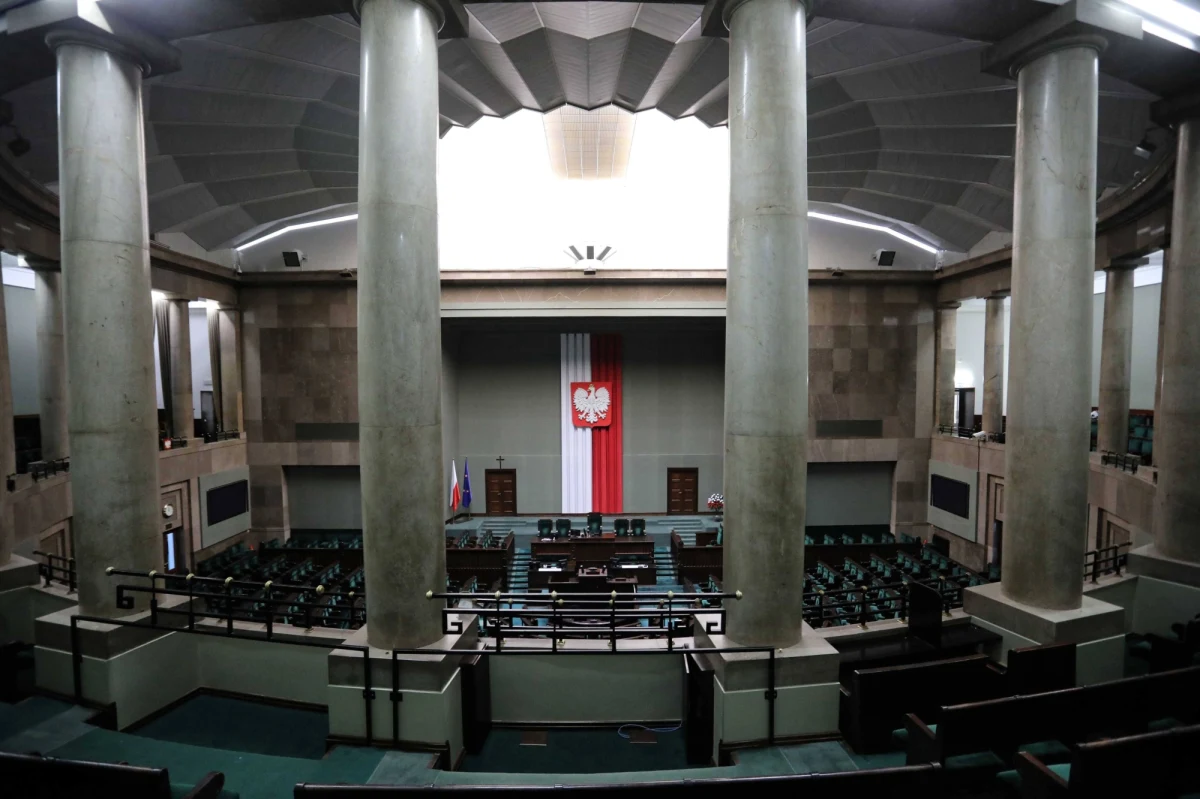 Jutro na dodatkowym posiedzeniu zbiera się Sejm, podczas którego rząd przedstawi informację dotyczącą nowego koronawirusa m.in. o podjętych już działaniach i dalszych zamierzeniach. O zwołanie specjalnego posiedzenia zwrócił się do marszałek Sejmu Elżbiety Witek prezydent Andrzej Duda.