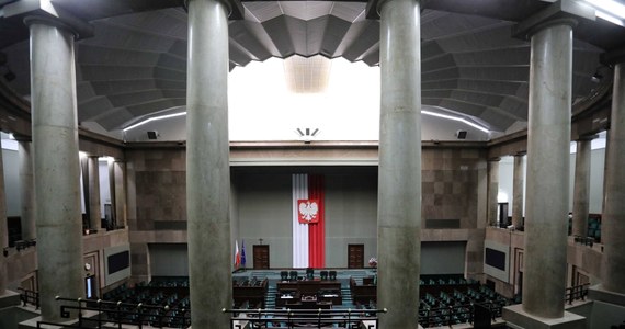 Jutro na dodatkowym posiedzeniu zbiera się Sejm, podczas którego rząd przedstawi informację dotyczącą nowego koronawirusa m.in. o podjętych już działaniach i dalszych zamierzeniach. O zwołanie specjalnego posiedzenia zwrócił się do marszałek Sejmu Elżbiety Witek prezydent Andrzej Duda.