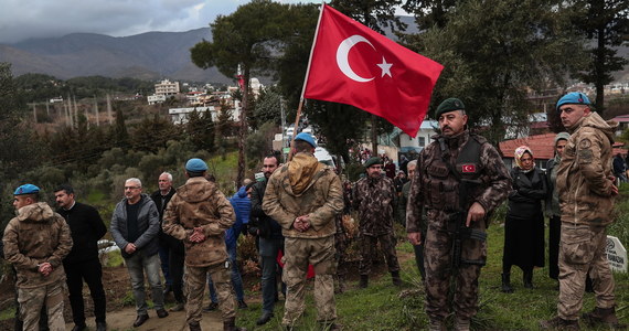 Armia syryjska podała, że w prowincji Idlib, gdzie trwa ofensywa przeciwko rebeliantom, doszło w niedzielę do strącenia przez Turcję dwóch samolotów syryjskich. Turcja zbombardowała też pas startowy lotniska wojskowego w Aleppo - podała turecka agencja Anatolia.