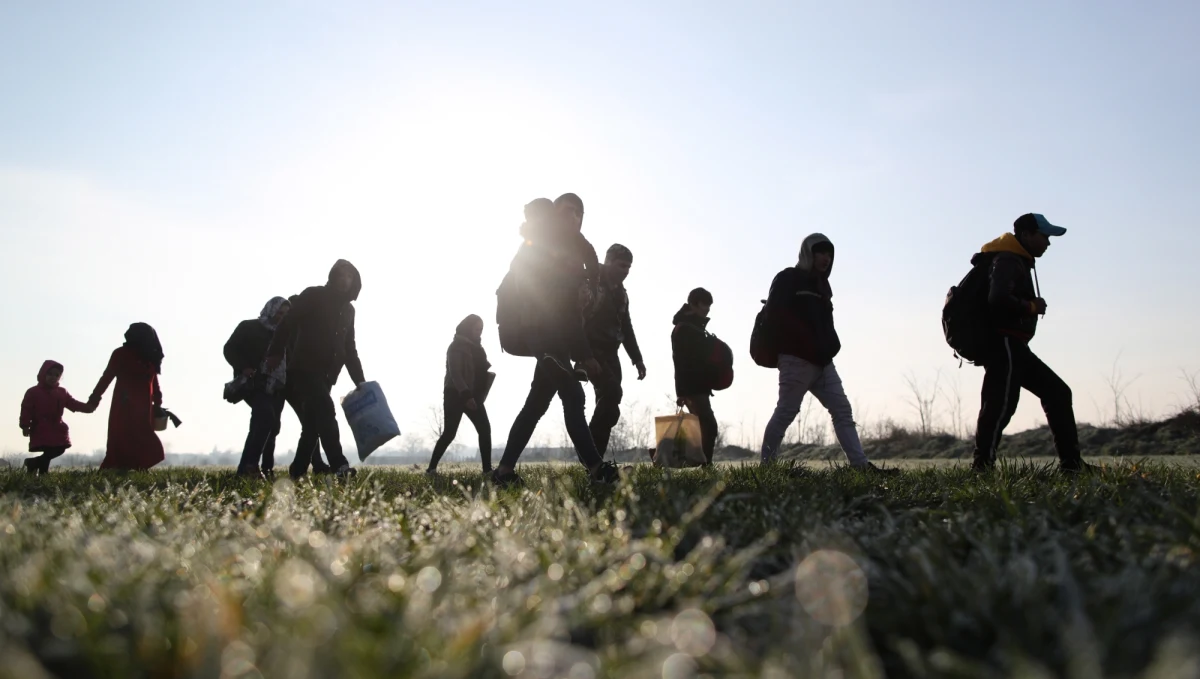 Grecka policja w niedzielę użyła gazu łzawiącego wobec kilkuset migrantów z Turcji, którzy próbowali sforsować granicę grecko-turecką na przejściu w Kastanie i rzucali w funkcjonariuszy kamieniami - podały media. Starcia w tym regionie trwają już drugi dzień.