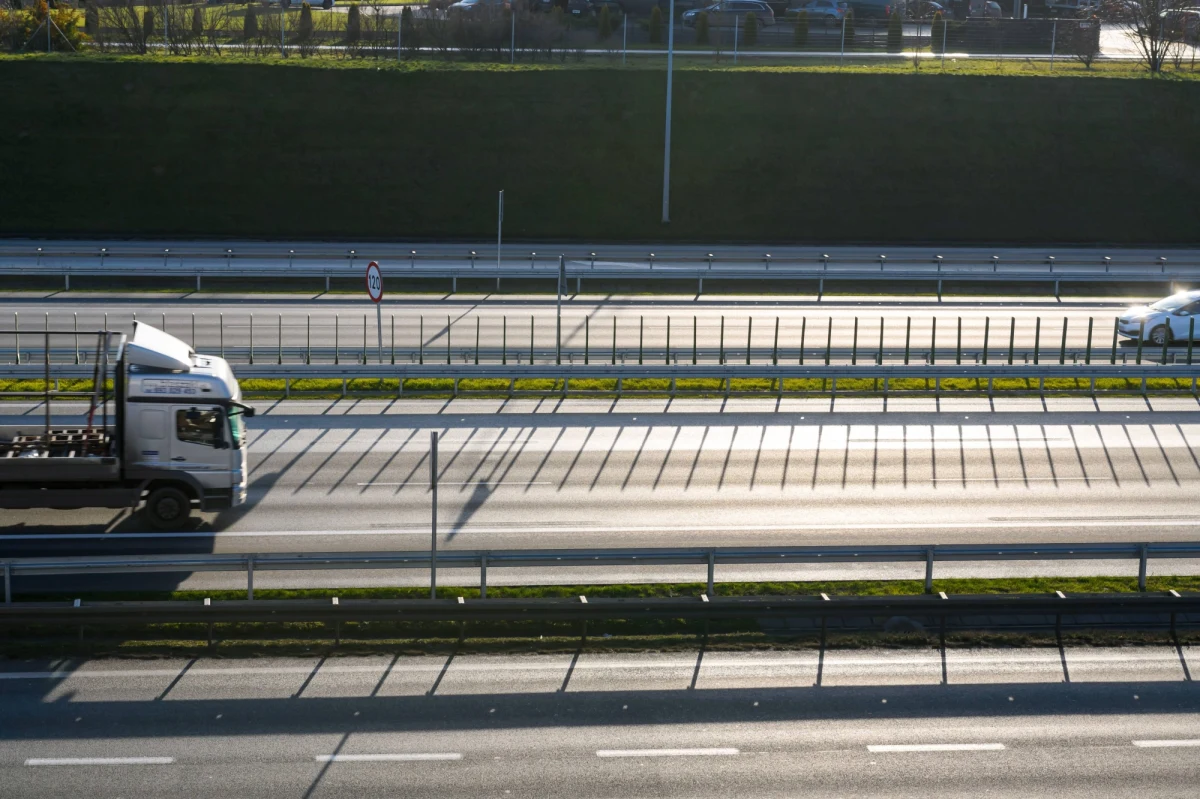 66 zł kosztuje od poniedziałku przejazd samochodem osobowym płatnymi odcinkami autostrady A2 Nowy Tomyśl – Konin. Zmieniły się stawki za przejazd 150-kilometrowym odcinkiem trasy dla wszystkich kategorii pojazdów.