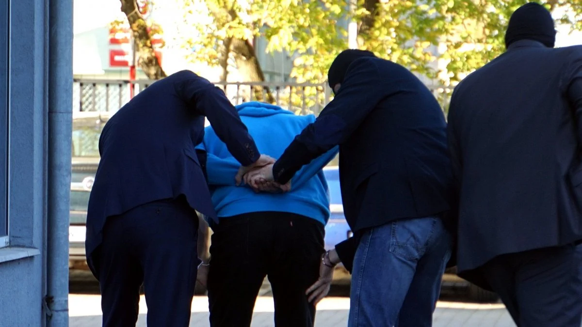 Agenci CBA zatrzymali na „gorącym uczynku” trzy osoby w sprawie łapówki w zamian za pozytywne wyniki kontroli skarbowej - poinformował w poniedziałek portal TVP Info. Zatrzymani to przedsiębiorca, jego syn i pośrednik.