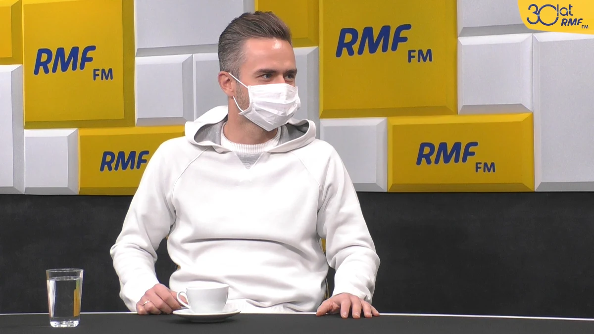 "Przyniosłem maseczkę, bo jestem zszokowany tym, co się dzieje i ogólnie mam dobrą zabawę (…). Wypisuję się z gatunku ludzkiego" - mówi poranny gość Roberta Mazurka w RMF FM Adam Hofman. Do studia, były polityk PiS, a teraz człowiek związany z branżą PR - przyszedł w maseczce. 