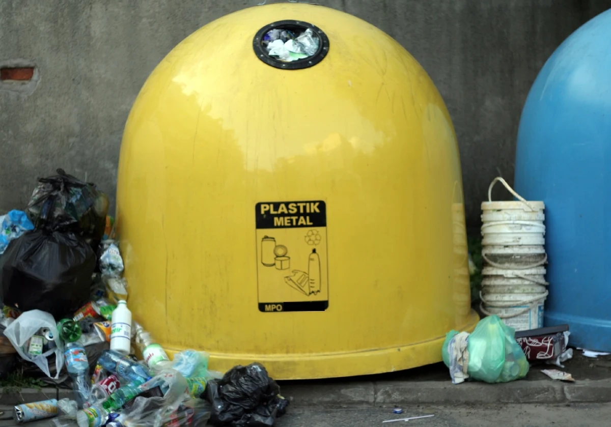 Kolejny miesiąc, kolejne podwyżki. Od początku marca rosną opłaty za wywóz śmieci - między innymi w Warszawie, Białymstoku czy Rzeszowie. Zmiana najbardziej odbije się na portfelach mieszkańców stolicy i Rzeszowa.