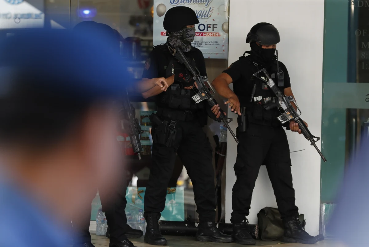 W galerii handlowej z ekskluzywnymi butikami w Manili na Filipinach były ochroniarz postrzelił jedną osobę, a później wziął 30 zakładników. Po kilku godzinach mężczyzna uwolnił wszystkich i oddał się w ręce policji.