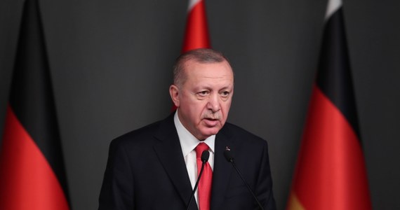 Prezydent Turcji Recep Tayyip Erdogan uda się do Rosji w czwartek - podała w poniedziałek jego kancelaria. W ostatnich dniach doszło do napięć między Ankarą i Moskwą w związku z eskalacją przemocy w Syrii między siłami tureckimi a wspieraną przez Rosję syryjską armią.