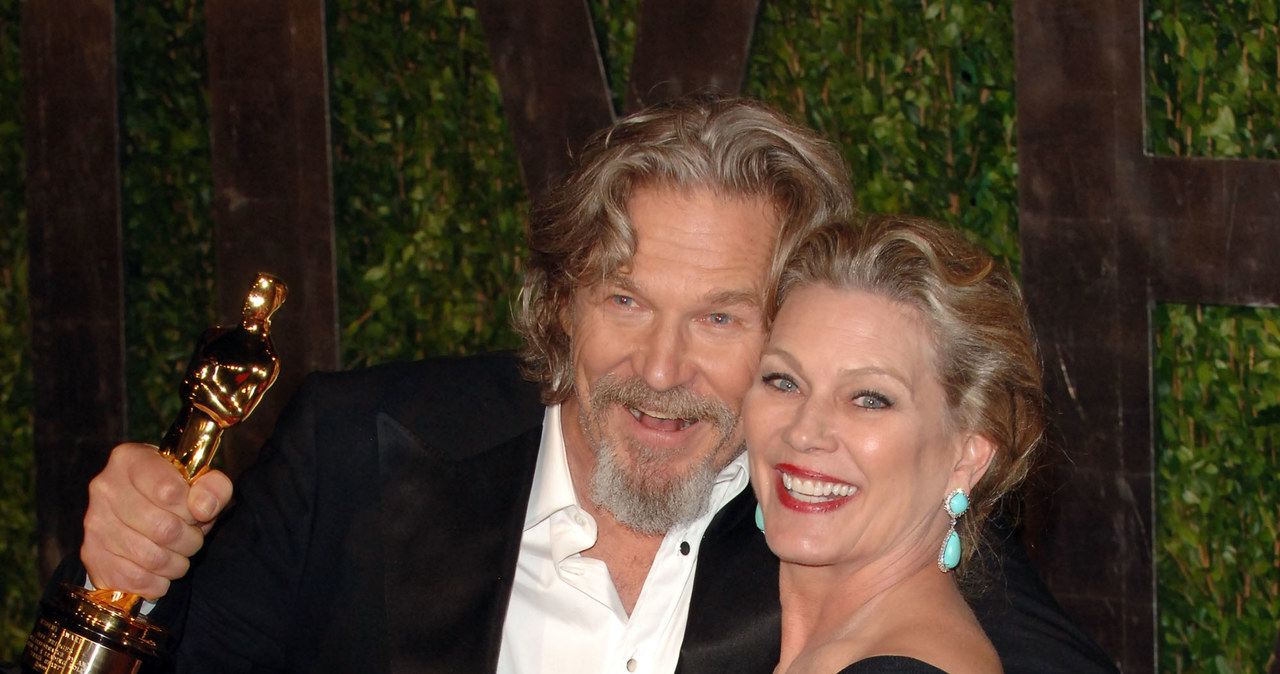 Jeff Bridges i Susan Geston są małżeństwem od ponad 40 lat. Mówią, że wraz z upływem czasu kochają się jeszcze mocniej. Mają też receptę na udany związek. "To ona stoi za moim sukcesem" – mówił aktor, odbierając w 2010 roku Oscara za najlepszą rolę pierwszoplanową w filmie "Szalone serce".
