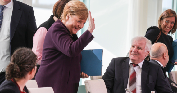 Szef MSW Niemiec Horst Seehofer w poniedziałek podczas spotkania nie podał ręki kanclerz Angeli Merkel. Od czasu pojawienia się koronawirusa w Niemczech minister unika uścisków dłoni - podaje dziennik "Westdeutsche Allgemeine Zeitung".