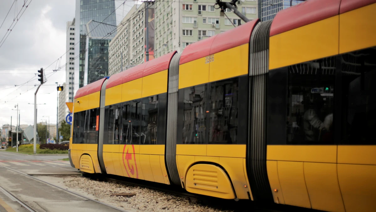 Głośna muzyka na pokładzie tramwajów. To jeden z pomysłów zgłoszonych w tym roku do budżetu obywatelskiego Warszawy. Muzyka miałaby być grana w tramwajach od poniedziałku do piątku, w godzinach szczytu, aby uprzyjemnić podróż pasażerom. 