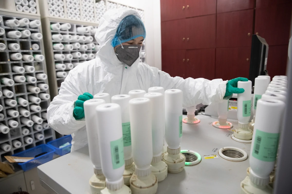 W związku z rozprzestrzenianiem się Covid-19 we Francji szpitale w Paryżu oraz w innych miastach będą zatrzymywać jedynie ciężkie przypadki - powiedział dyrektor generalny grupy szpitali AP-HP Martin Hirsch, cytowany w poniedziałek przez dziennik „Les Echos”.