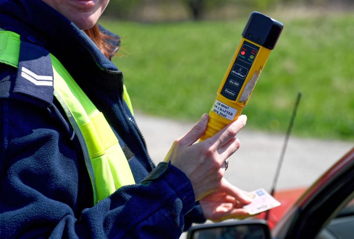 Polscy policjanci otrzymali zalecenie, by w związku z zagrożeniem koronawirusem nie używać bezustnikowych alkomatów podczas akcji zbiorowego badania trzeźwości kierowców. Chodzi o to, by zminimalizować ryzyko rozprzestrzeniania się wirusa. 