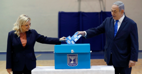 Likud premiera Izraela Benjamina Netanjahu uzyskał 36-37 mandatów, a jego główny rywal Niebiesko-Biali Beniego Gantza 32-33 mandaty - wynika z sondaży exit poll, przedstawionych po poniedziałkowych wyborach parlamentarnych przez publicznego nadawcę Kan oraz inne media w Izraelu. Jednak - jak pokazują sondaże exit polls - Netanjahu może nie udać się utworzyć rządu większościowego.