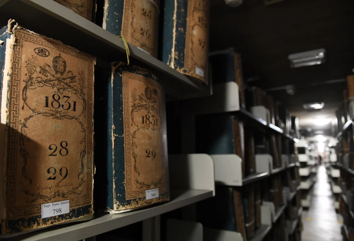 Historycy zaczęli przeczesywać watykańskie archiwa w poszukiwaniu prawdy na temat kontrowersyjnego papieża. Mają nadzieję odkryć, dlaczego Pius XII milczał w czasie II wojny światowej na temat eksterminacji Żydów i czy wiedział o pomocy, jaką przedstawiciele Kościoła katolickiego udzielali hitlerowskim zbrodniarzom w ich ucieczce do Ameryki Południowej. Po decyzji papieża Franciszka o otwarciu tajnych do tej pory archiwów podanie o wgląd do akt złożyło ponad 200 badaczy z całego świata. 