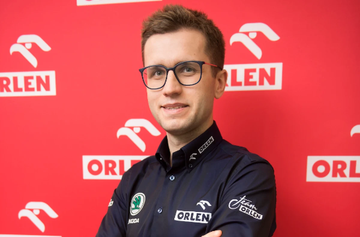 Rajdowi mistrzowie Polski ruszają po doświadczenia do Europy! Załoga Miko Marczyk i Szymon Gospodarczyk wystartuje w mistrzostwach Europy juniorów. Załoga Skody zyskała w tym sezonie wsparcie Orlenu i wystartuje w sześciu rajdach na Starym Kontynencie. O nowym rozdziale w karierze najlepszego w zeszłym roku w Polsce duetu z Miko Marczykiem i Szymonem Gospodarczykiem rozmawiał Paweł Pawłowski.