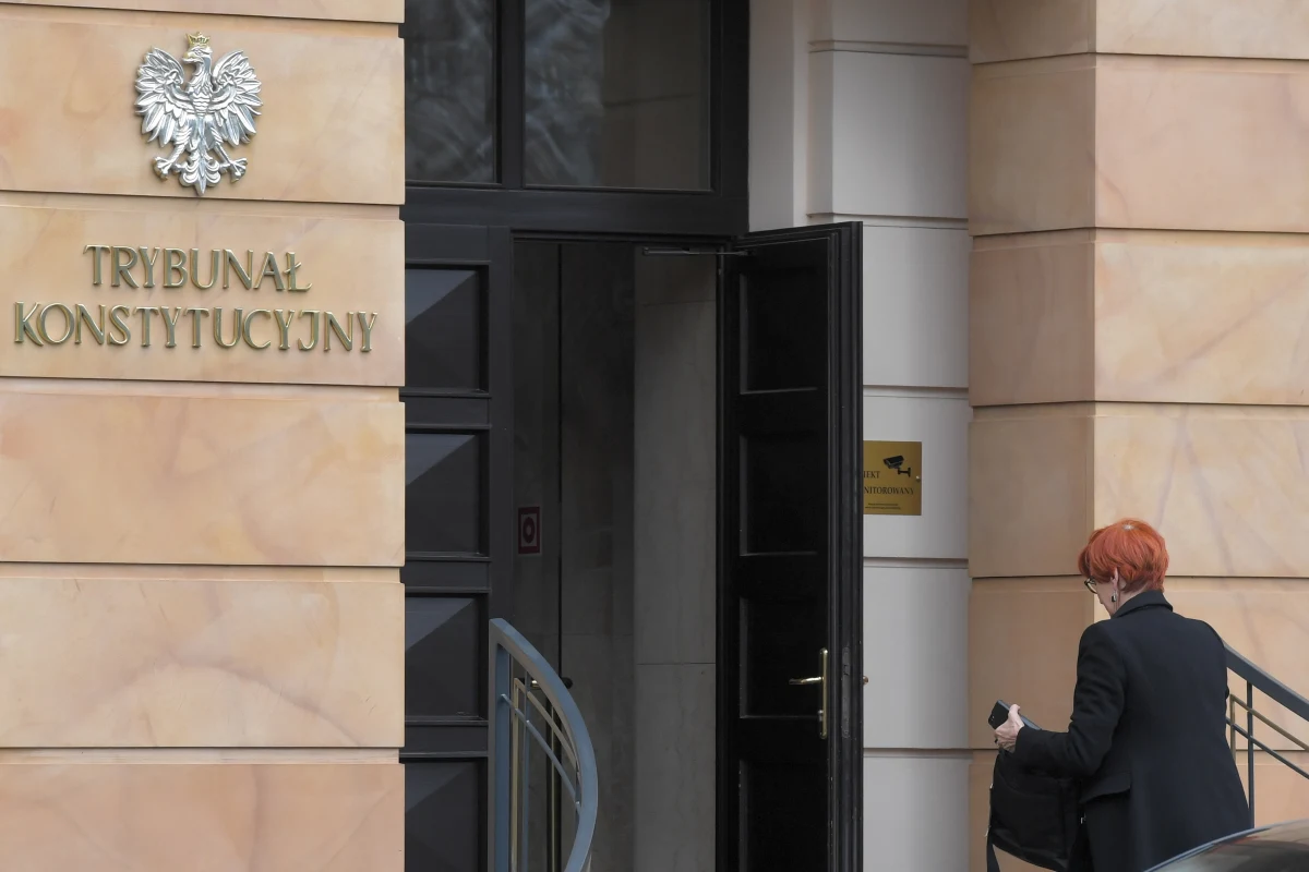 W imieniu Sądu Najwyższego oświadczam, że Trybunał Konstytucyjny w obecnym składzie utracił możliwość rzetelnego wykonywania funkcji powierzonych mu przez ustrojodawcę - napisała w piśmie procesowym do TK Pierwsza Prezes Sądu Najwyższego. Małgorzata Gersdorf poinformowała w nim, że Sąd Najwyższy nie weźmie z tego powodu udziału w dzisiejszej rozprawie ws. sporu kompetencyjnego z Prezydentem i Sejmem.