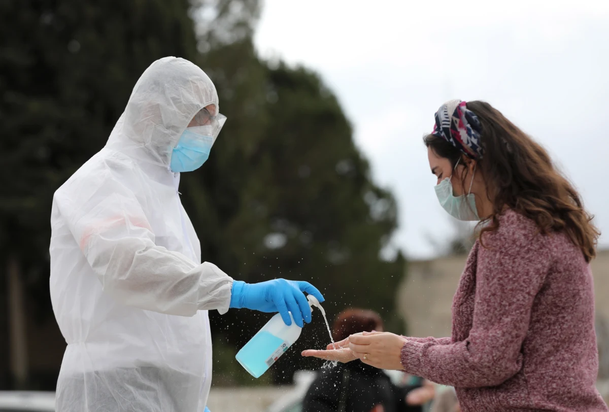 W związku z podejrzeniem koronawirusa u dwóch pasażerów wycieczkowiec Aida Aura został zatrzymany na przymusowej kwarantannie w norweskim porcie Haugesund. Na pokładzie statku jest 1200 osób. 