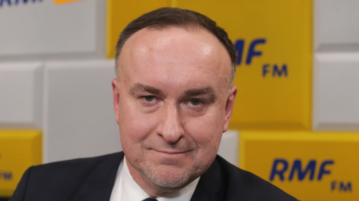 "Ma wszystko głęboko przemyślane, przygotowywał się do tego od lat" - tak o wejściu Szymona Hołowni do polityki mówił w Popołudniowej rozmowie w RMF FM pełnomocnik jego komitetu wyborczego Michał Kobosko. Pytany, czy w przypadku przegranej w majowych wyborach prezydenckich Hołownia powalczy o fotel premiera, Kobosko odparł: "Z wielu naszych rozmów wynika, że nie zamierza zawieść tych osób, które go tak masowo w Polsce już poparły, i będzie miał dla nich ofertę kontynuacji wspólnej działalności".