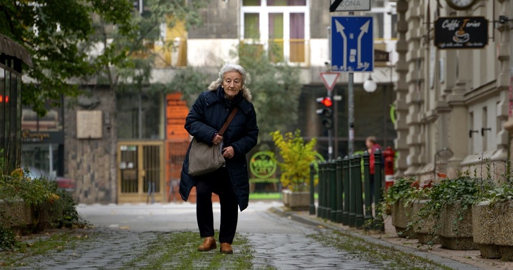 Opowieści ze świata to stała sekcja pozakonkursowa Krakowskiego Festiwalu Filmowego, która przenosi widzów do najdalszych zakątków globu. W tym roku bohaterkami filmów dokumentalnych będą kobiety: matki, córki, żony i ich zmagania z często zagmatwanym losem. W historiach przebija się kobieca siła, a także niezastąpione solidarne wsparcie w walce z trudami świata.