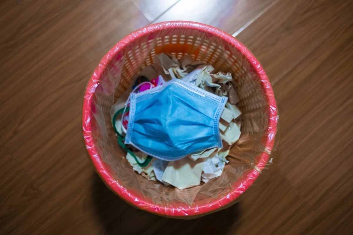 Fakt, że temat koronawirusa wzbudza wiele emocji, mogą chcieć wykorzystać cyberprzestępcy. Policjanci ostrzegają, aby uważać na podejrzane oferty sprzedaży maseczek osobistych, czy środków dezynfekujących.