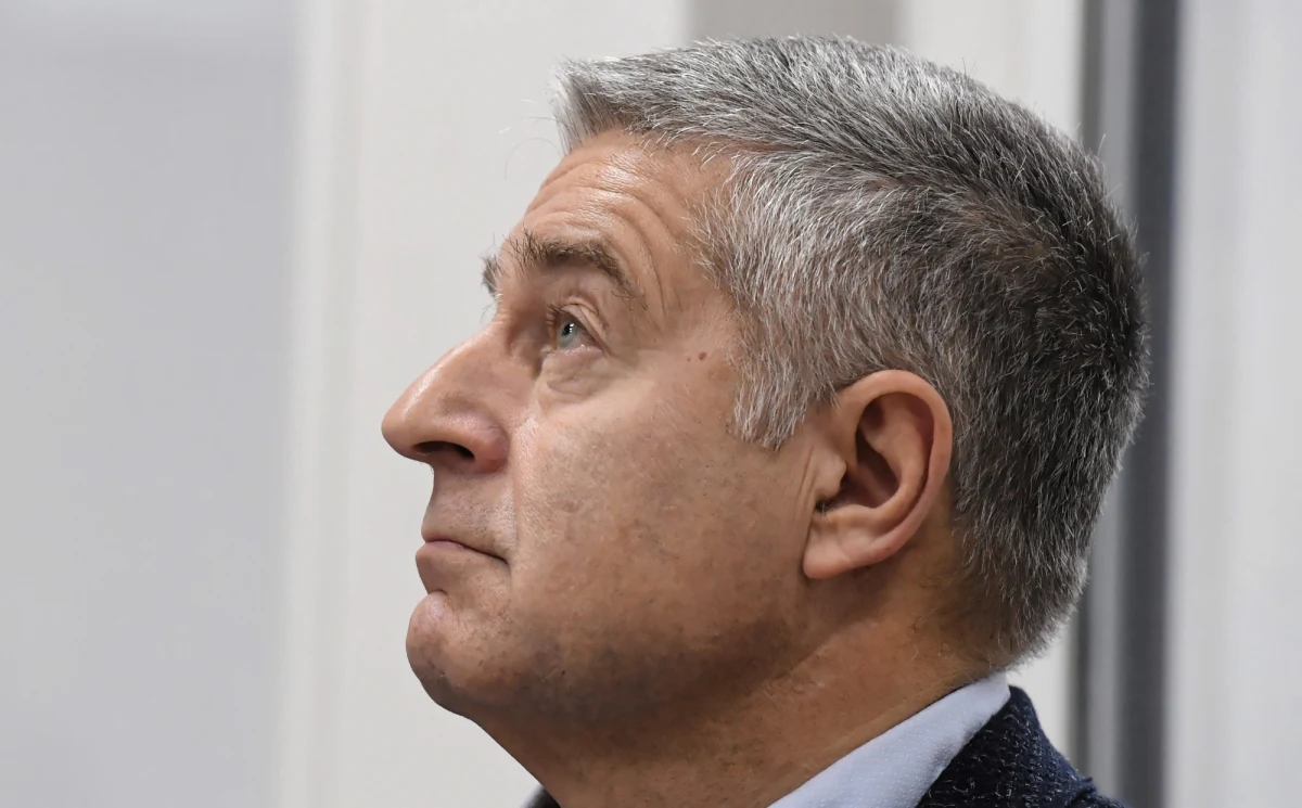 "Niestety praktyka wygląda tak, że policjanci po każdym podobnym wyroku często spotykają się z większą agresją, słyszą podczas zabezpieczeń, że 'i tak mnie uniewinnią'" - tak rzecznik Komendy Stołecznej Policji nadkomisarz Sylwester Marczak skomentował dzisiejszą decyzję sądu dot. Władysława Frasyniuka. Warszawski Sąd Okręgowy uchylił wyrok niższej instancji ws. naruszenia przez byłego opozycjonistę z czasów PRL Władysława Frasyniuka nietykalności policjantów i umorzył postępowanie w tej sprawie. Wyrok jest prawomocny.