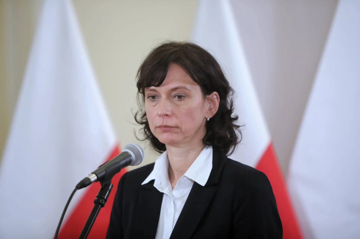 "Są to sprawy osobiste i nie podlegają debacie publicznej" - tak wiceminister sprawiedliwości Anna Dalkowska w rozmowie z dziennikarzami po raz pierwszy tłumaczy się ze wspólnego zdjęcia z Kamilem Zaradkiewiczem. Sędzia Izby Cywilnej Sądu Najwyższego - powołany na wniosek zakwestionowanej nowej Krajowej Rady Sądownictwa - opublikował je 20 grudnia 2019 roku, czyli w dniu uchwalenia przez Sejm ustawy dyscyplinującej sędziów autorstwa PiS na Facebooku z podpisem "Świętujemy!". Anna Dalkowska nie widzi niczego niestosownego w fotografii.