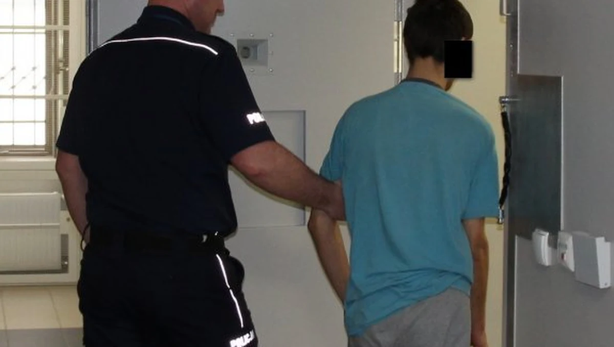 Policjanci w Brzegu zatrzymali 22-letniego kierowcę, który prowadził samochód pod wpływem alkoholu. Na dodatek okazało się, że ma sądowy zakaz prowadzenia pojazdów, a w samochodzie osobowym przewoził sześciu pasażerów.