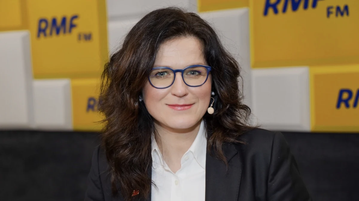 "Koronawirus i zabezpieczenie przed nim jest zadaniem rządu polskiego, czyli wojewody" - mówiła w Popołudniowej rozmowie w RMF FM Aleksandra Dulkiewicz. "Brakuje nam przede wszystkim informacji, jak się zachowywać" - dodała prezydent Gdańska. "Czekamy na wejście w życie ustawy, która została przyjęta wczoraj przez Sejm. Zadaniem nas jako władzy publicznej jest rzetelnie informować mieszkańców i nie siać paniki" - mówiła. "Przede wszystkim ważny jest zdrowy rozsądek" - dodała. Pytana przez Marcina Zaborskiego o ewentualne odwoływanie imprez masowych, prezydent Gdańsk podkreśliła, że "pora zimowa nie sprzyja imprezom masowym". "Niektórych imprez z różnych powodów odwołać nie można" - zauważyła. "Nie byłam w żadnym szpitalu, bo nie ma takiej potrzeby" - stwierdziła Dulkiewicz. Podkreśliła równocześnie, że w Gdańsku nie ma szpitali miejskich. 
