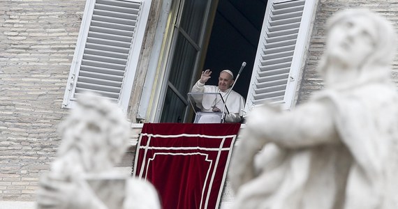 Papież Franciszek, który jest przeziębiony, nie ma objawów wskazujących na inne choroby - oświadczyło biuro prasowe Watykanu. 